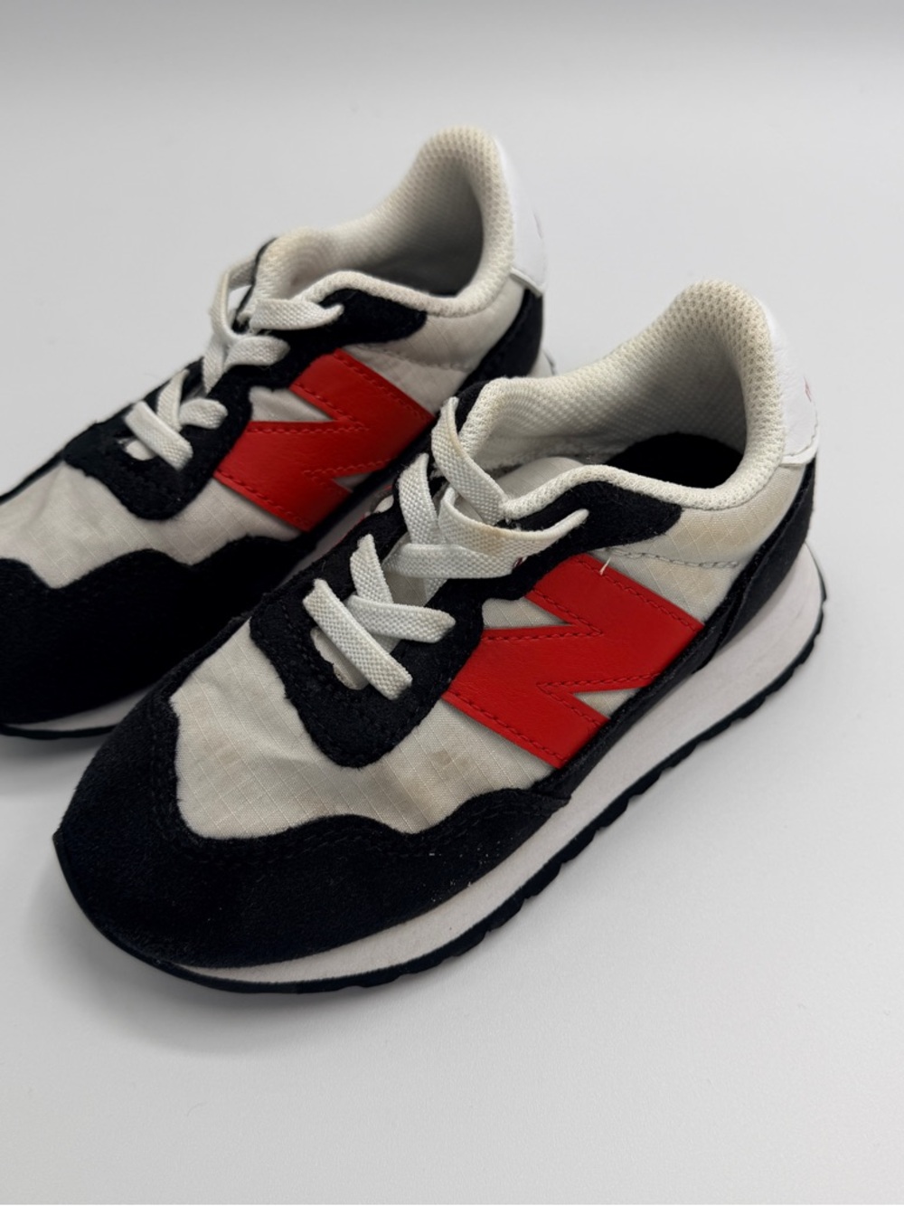 New Balance Kids White, Black & Red Sneakers Sz 9